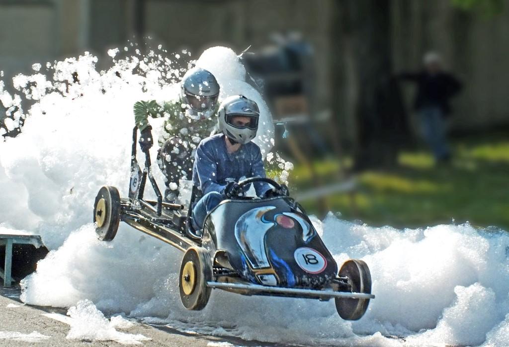 macchina salta tra la schiuma